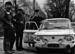 NSU 1000 załogi: Marek Szramowski / Piotr Dąbkowski. Stoją od lewej: Jan Czyżyk, Marek Szramowski (zmarł-13.02.2019), Jerzy Starak, NN